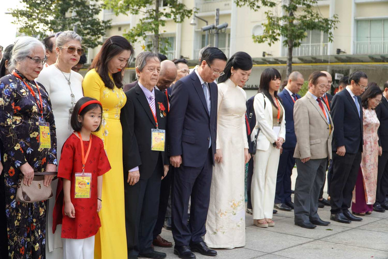 El presidente Vo Van Thuong, su esposa y los vietnamitas residentes en el exterior rinden tributo al Presidente Ho Chi Minh. (Fotografía: laodong.vn) El presidente Vo Van Thuong, su esposa y los vietnamitas residentes en el exterior rinden tributo al Presidente Ho Chi Minh. (Fotografía: laodong.vn)