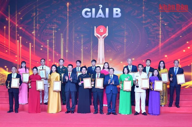 Ministro de Información y Comunicación, Nguyen Manh Hung, y el miembro del Comité Central del Partido y subjefe permanente de su Comisión de Comunicación y Educación, Lai Xuan Mon, entrgan elpremio B a los autores. Ministro de Información y Comunicación, Nguyen Manh Hung, y el miembro del Comité Central del Partido y subjefe permanente de su Comisión de Comunicación y Educación, Lai Xuan Mon, entrgan elpremio B a los autores.