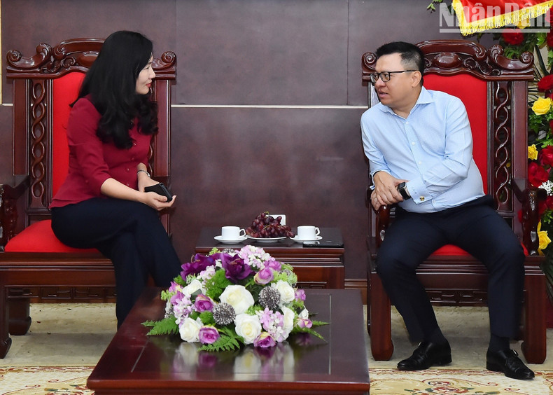 La viceepresidenta del Comité Popular de la provincia de Quang Ninh, Nguyen Thi Hanh, felicita a Nhan Dan.