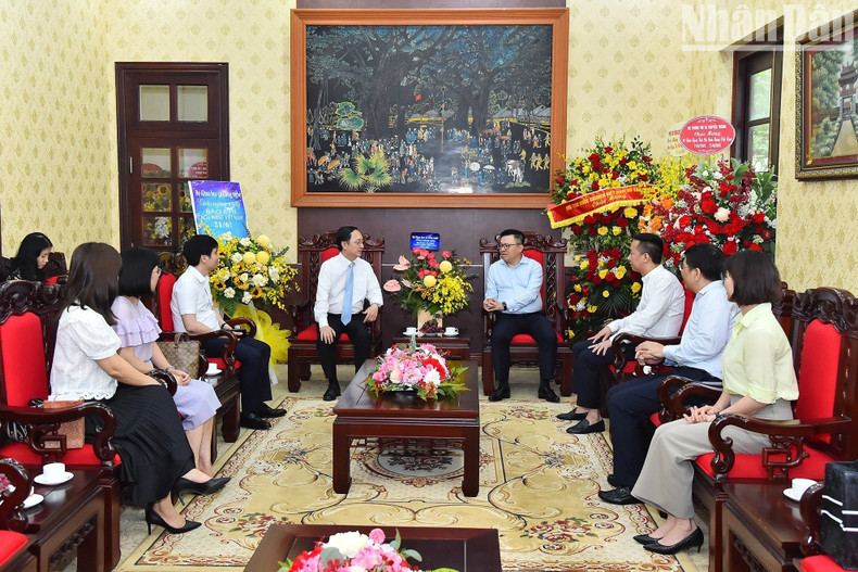 El ministro de Ciencia y Tecnología Huynh Thanh Dat felicita al diario.