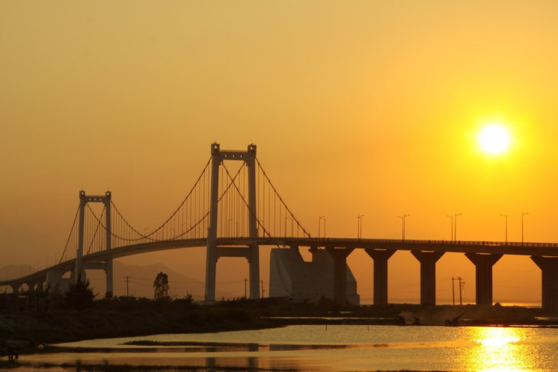El puente de Thuan Phuoc en la ciudad central de Da Nang. El puente de Thuan Phuoc en la ciudad central de Da Nang.