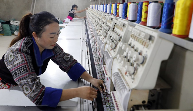 Gracias al préstamo preferencial, la familia de Cu Thi Do, en la comuna de Khao Mang, en el distrito de Cang Chai, de la provincia norteña de Yen Bai, compró más máquinas de bordar para producir telas de brocado. Gracias al préstamo preferencial, la familia de Cu Thi Do, en la comuna de Khao Mang, en el distrito de Cang Chai, de la provincia norteña de Yen Bai, compró más máquinas de bordar para producir telas de brocado.