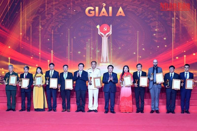 Nguyen Xuan Thang y el secretario del Comité Central del Parido y jefe de su Comisión de Comunicación y Educación, Nguyen Trong Nghia, entregan el premio A para los autores ganadores. Nguyen Xuan Thang y el secretario del Comité Central del Parido y jefe de su Comisión de Comunicación y Educación, Nguyen Trong Nghia, entregan el premio A para los autores ganadores.