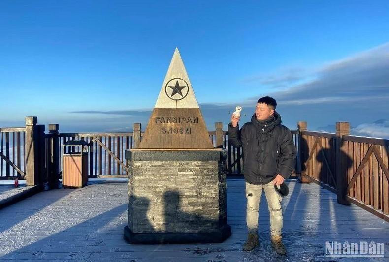 Un turista toma una foto de recuerdo en el pico Fansipan, que con una altura de 3 143 metros sobre el nivel del mar es conocido como el “techo de Indochina”.