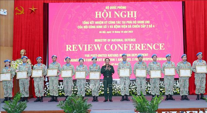 El coronel general Hoang Xuan Chien otorga el certificado de mérito del Ministro de Defensa a los oficiales que participan en la Fuerza Provisional de Seguridad de las Naciones Unidas para Abyei (UNISFA). (Fotografía: VNA) El coronel general Hoang Xuan Chien otorga el certificado de mérito del Ministro de Defensa a los oficiales que participan en la Fuerza Provisional de Seguridad de las Naciones Unidas para Abyei (UNISFA). (Fotografía: VNA)