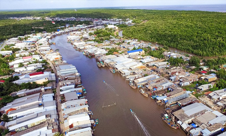 Vista panorámica de los ríos Rach Tau y Ca Mau desde arriba. Vista panorámica de los ríos Rach Tau y Ca Mau desde arriba.