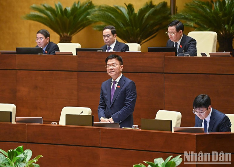 El ministro de Justicia Le Thanh Long reponde a las cuestiones de los delegados. El ministro de Justicia Le Thanh Long reponde a las cuestiones de los delegados.