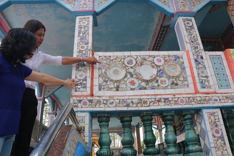 Los platos de cerámica en las paredes y columnas del santuario principal del templo Sa Lon. Los platos de cerámica en las paredes y columnas del santuario principal del templo Sa Lon.