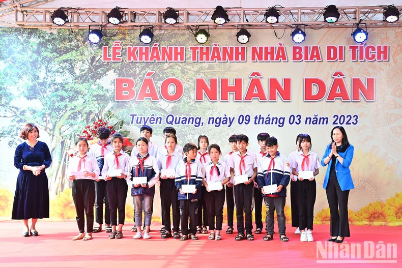 Acto de entrega regalos a los estudiantes sobresalientes con dificultades económicas en la comuna de Kim Quan. Acto de entrega regalos a los estudiantes sobresalientes con dificultades económicas en la comuna de Kim Quan.