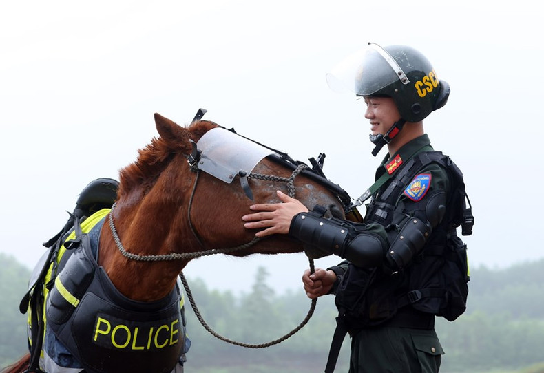 El sargento Nguyen Phuong Nam con su "amigo" llamado Lucky después del entrenamiento.