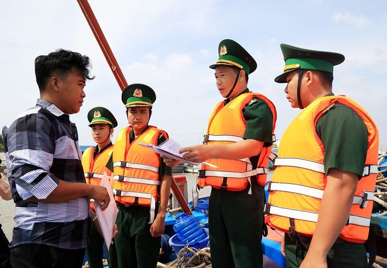 Oficiales y soldados en la guardia fronteriza de Rach Goc (Ca Mau) supervisan los documentos para propietarios de barcos pesqueros. Oficiales y soldados en la guardia fronteriza de Rach Goc (Ca Mau) supervisan los documentos para propietarios de barcos pesqueros.