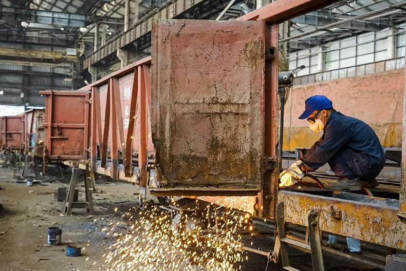 Los obreros realizan sus trabajos en la fábrica de trenes Gia Lam. Los obreros realizan sus trabajos en la fábrica de trenes Gia Lam.