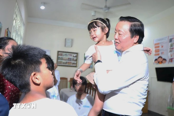 El viceprimer ministro Tran Hong Ha visita la Aldea Infantil SOS de Hue. (Fotografía: VNA) El viceprimer ministro Tran Hong Ha visita la Aldea Infantil SOS de Hue. (Fotografía: VNA)