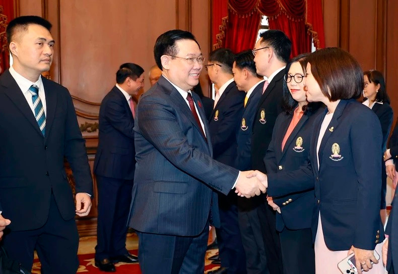 Vuong Dinh Hue se encuentra con los delegados tailandeses. Vuong Dinh Hue se encuentra con los delegados tailandeses.