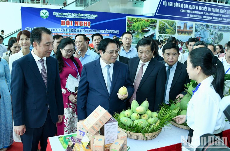 El primer ministro de Vietnam, Pham Minh Chinh, revisa el modelo de planificación de Vinh Long. (Fotografía: Nhan Dan)