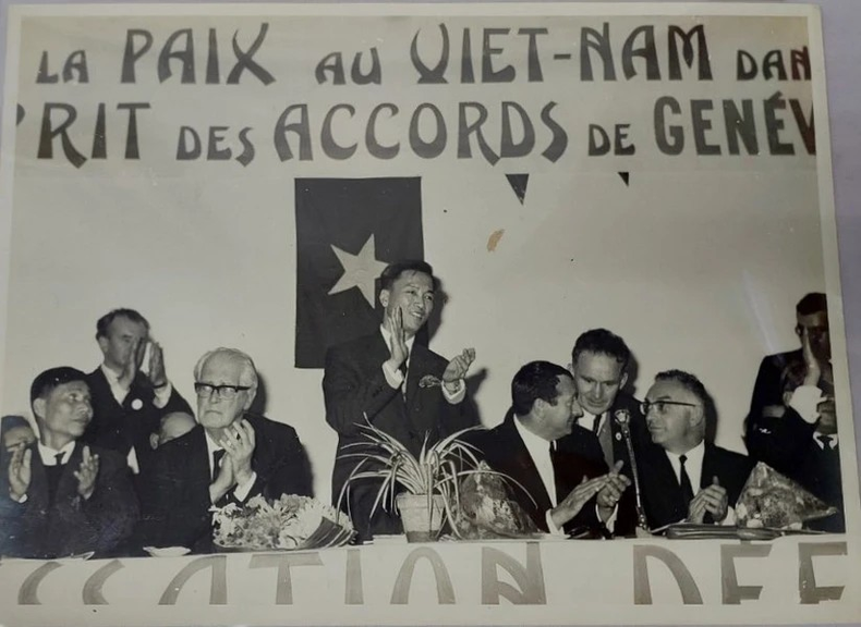 El primer coronel, embajador Ha Van Lau asistió a una manifestación en Francia para apoyar la implementación por parte de Vietnam del Acuerdo de Ginebra en 1963.