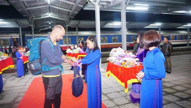 Los primeros visitantes extranjeros llegan a Ciudad Ho Chi Minh el primer día del Año Nuevo 2023. (Fotografía: VNA) Los primeros visitantes extranjeros llegan a Ciudad Ho Chi Minh el primer día del Año Nuevo 2023. (Fotografía: VNA)