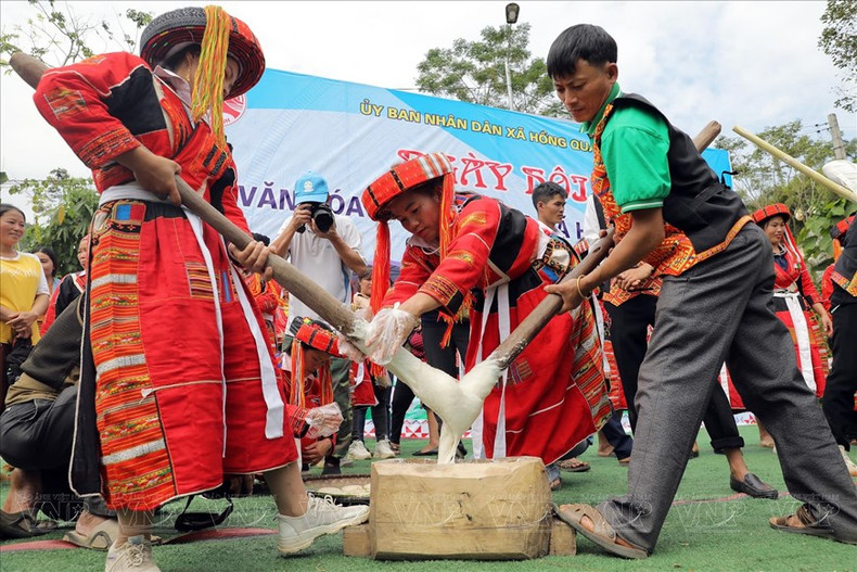 El arroz se pone en un mortero y se machaca. El arroz se pone en un mortero y se machaca.