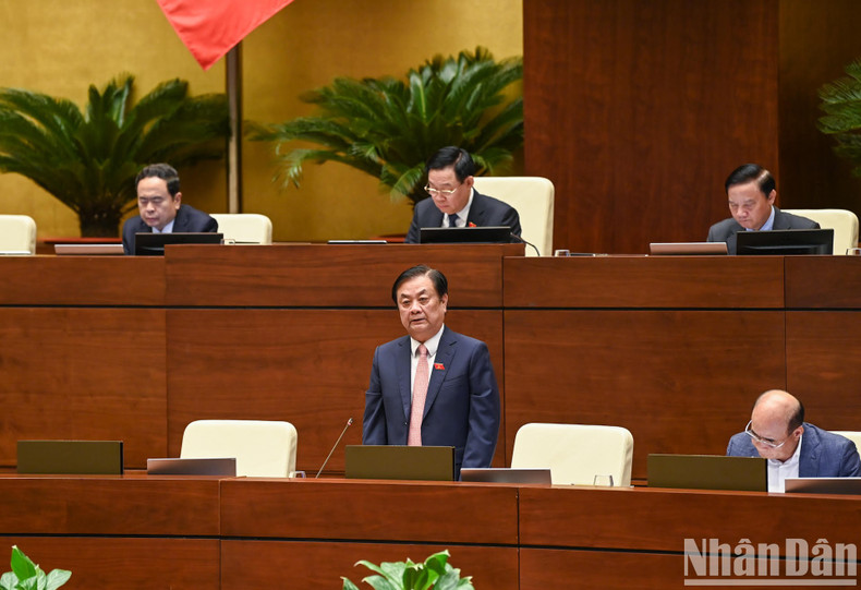 El ministro Le Minh Hoan responde a las cuestiones. El ministro Le Minh Hoan responde a las cuestiones.