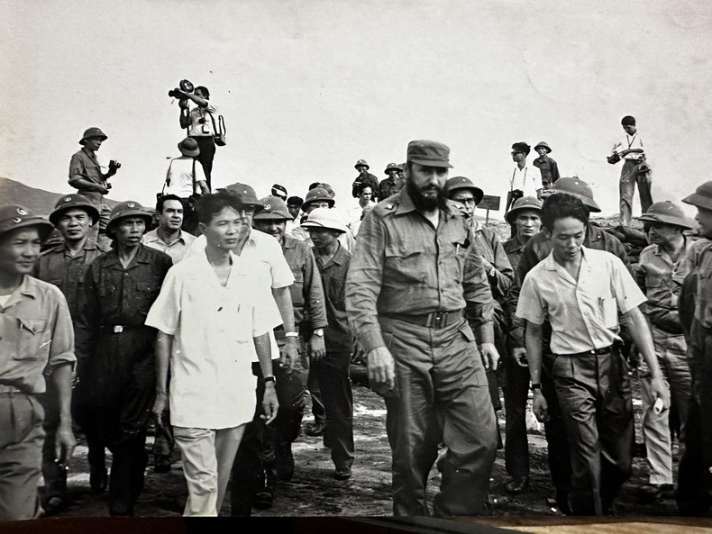 Nguyen Xuan Phong (camisa blanca, a la derecha) acompaña a Fidel Castro a visitar Quang Tri (1973). (Fotografía: Cortesía de Nguyen Xuan Phong) Nguyen Xuan Phong (camisa blanca, a la derecha) acompaña a Fidel Castro a visitar Quang Tri (1973). (Fotografía: Cortesía de Nguyen Xuan Phong)