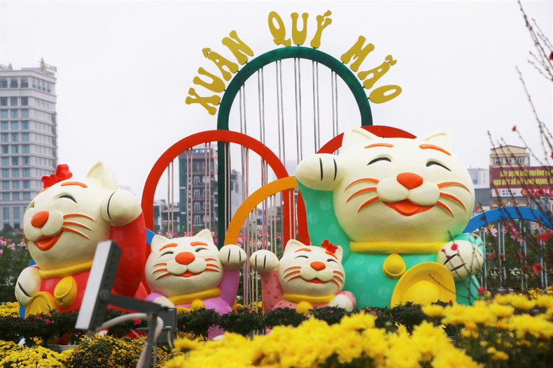 Una familia gatuna con trajes tradicionales en la calle de Bach Dang. Una familia gatuna con trajes tradicionales en la calle de Bach Dang.