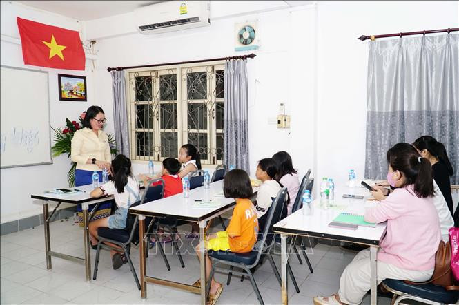 Una clase del idioma vietnamita en Laos. (Fotografía: VNA) Una clase del idioma vietnamita en Laos. (Fotografía: VNA)