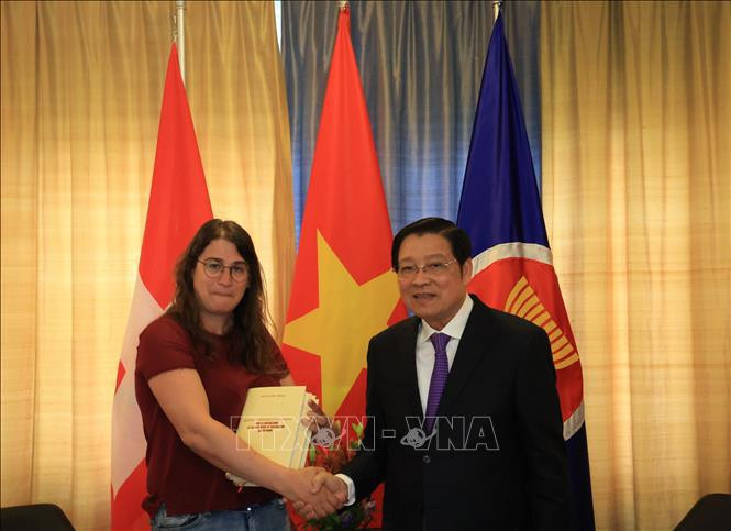 El miembro del Buró Político y jefe de la Comisión de Asuntos Internos del Comité Central del Partido Comunista de Vietnam, Phan Dinh Trac, y la co-presidenta del Partido de Trabajo de Suiza, Amanda Loset. (Fotografía: VNA)