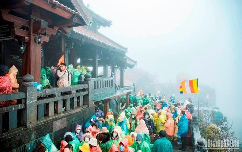 Una gran cantidad de visitantes tomaron el teleférico hasta la cima de Fansipan en la mañana de 18 de diciembre.