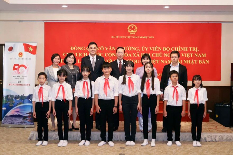 Vo Van Thuong y los estudiantes vietnamitas en Japón. Vo Van Thuong y los estudiantes vietnamitas en Japón.