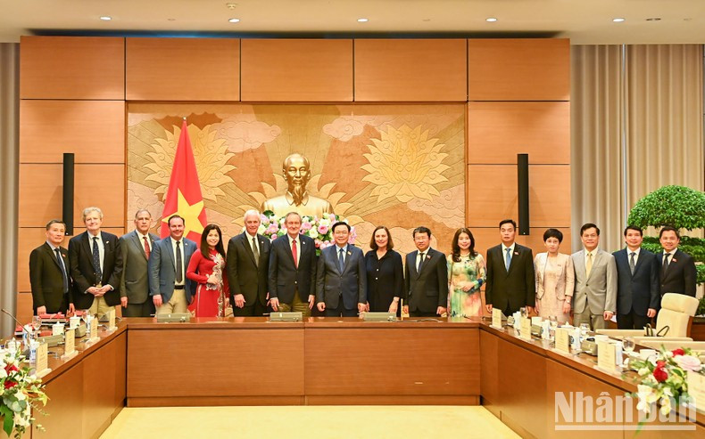 Ambas delegaciones tras la reunión. Ambas delegaciones tras la reunión.