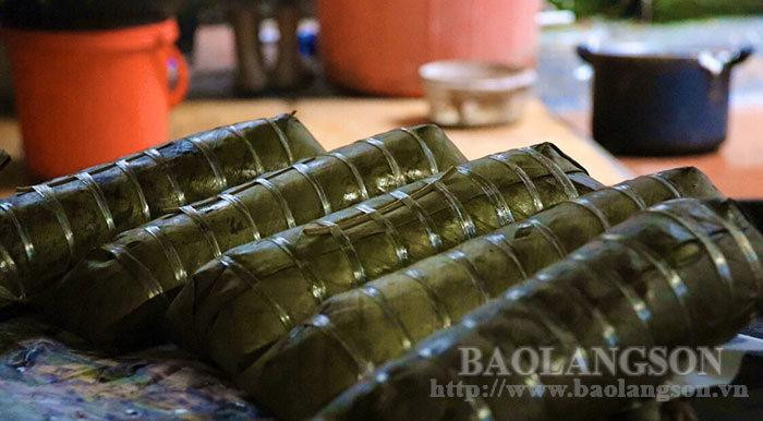 Los pasteles cocidos pasarán el agua fría y se secarán en una cesta plana. Los pasteles cocidos pasarán el agua fría y se secarán en una cesta plana.