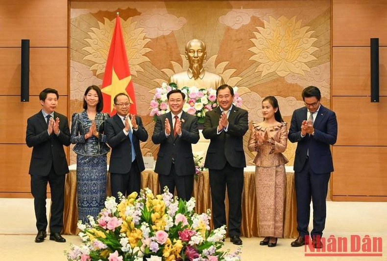 El presidente legislativo vietnamita y los delegados de la delegación de la CRE del Parlamento de Camboya.