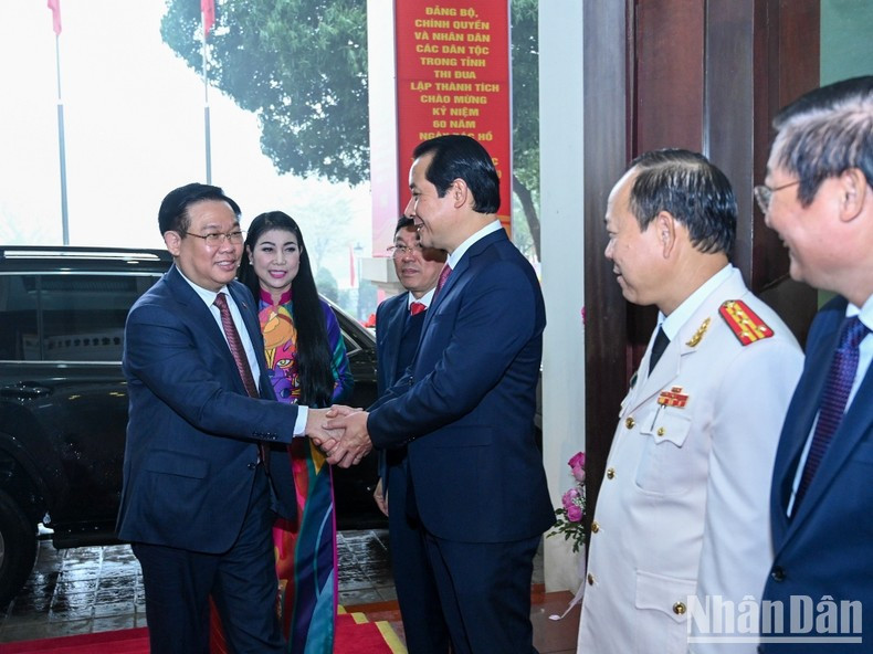 Vuong Dinh Hue y los delegados en una exposición artística sobre el desarrollo de Vinh Phuc. Vuong Dinh Hue y los delegados en una exposición artística sobre el desarrollo de Vinh Phuc.