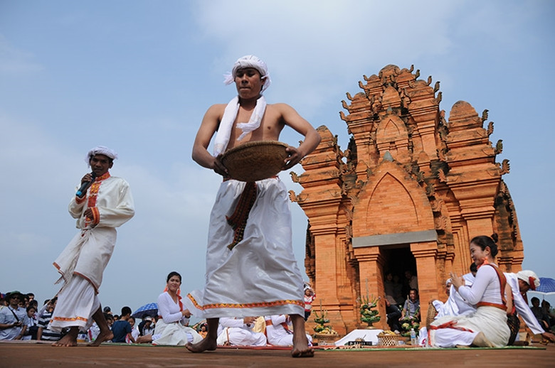 Un baile inspirado en la vida cotidiana de los Cham. Un baile inspirado en la vida cotidiana de los Cham.