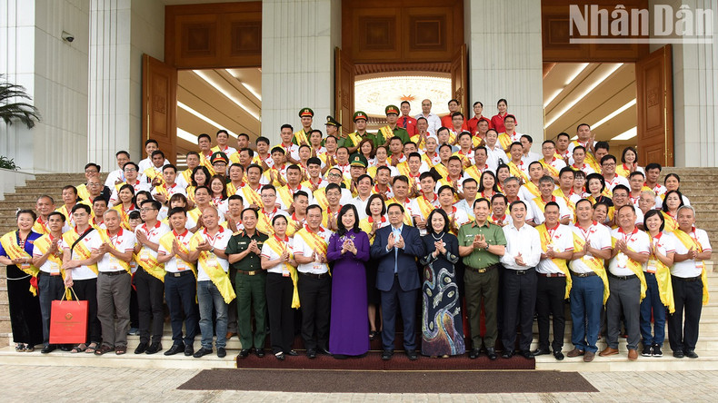 El premier y los delegados en el evento.