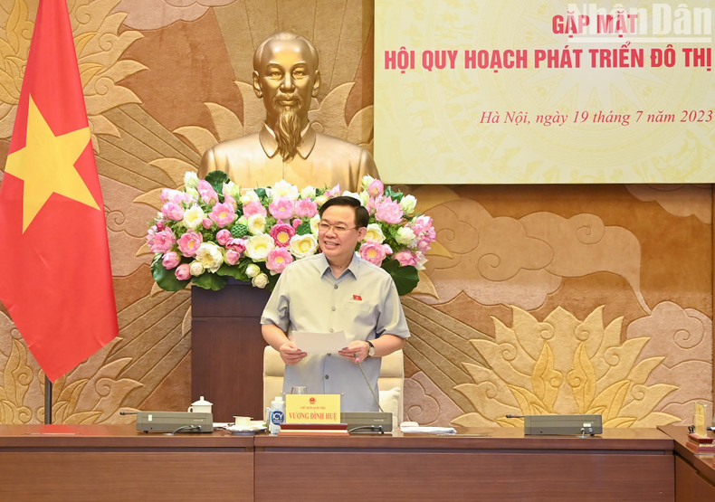 Vuong Dinh Hue inaugura el evento. Vuong Dinh Hue inaugura el evento.