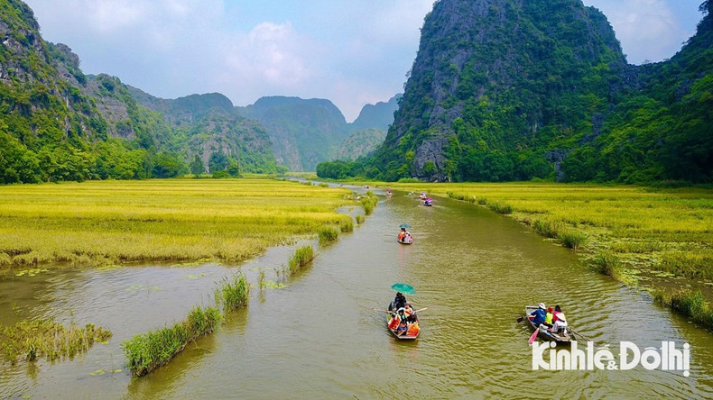 Reconocido como Patrimonio Cultural Especial del país y del mundo por la Unesco, el complejo turístico Tam Coc-Bich Dong está situado a unos ocho kilómetros del centro de la ciudad de Ninh Binh.
