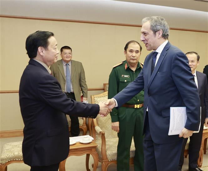 El viceprimer ministro vietnamita Tran Hong Ha recibe a Olivier Michalon, vicepresidente ejecutivo de la empresa francesa Airbus Helicopters, subsidiaria del grupo Airbus. (Fotografía: VNA) El viceprimer ministro vietnamita Tran Hong Ha recibe a Olivier Michalon, vicepresidente ejecutivo de la empresa francesa Airbus Helicopters, subsidiaria del grupo Airbus. (Fotografía: VNA)