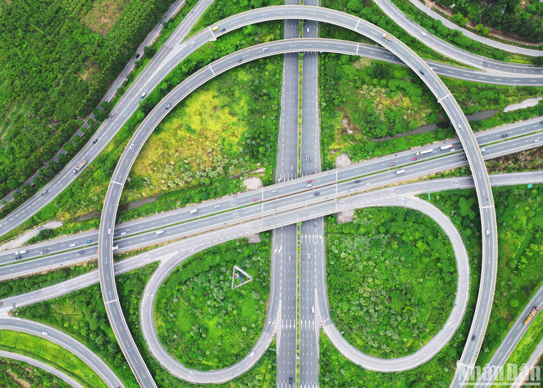 Ubicada en los distritos de Long Bien y Gia Lam, la intersección de la carretera de circunvalación 3 y la autopista Hanói-Hai Phong inicia en el Km 0- 420 (finales de la calle de Co Linh) y termina en el Km 1 + 065,74 (punto final de la primera fase de la construcción). Ubicada en los distritos de Long Bien y Gia Lam, la intersección de la carretera de circunvalación 3 y la autopista Hanói-Hai Phong inicia en el Km 0- 420 (finales de la calle de Co Linh) y termina en el Km 1 + 065,74 (punto final de la primera fase de la construcción).