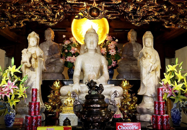 El altar de las estatuas de Buda en la sala principal de la pagoda.