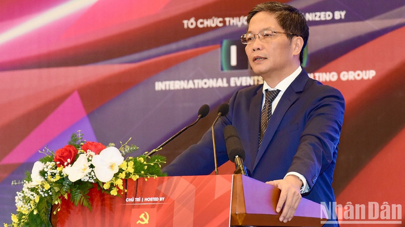 El jefe de la Comisión de Asuntos Económicos del Comité Central del Partido, Tran Tuan Anh, interviene en la inauguración del evento.