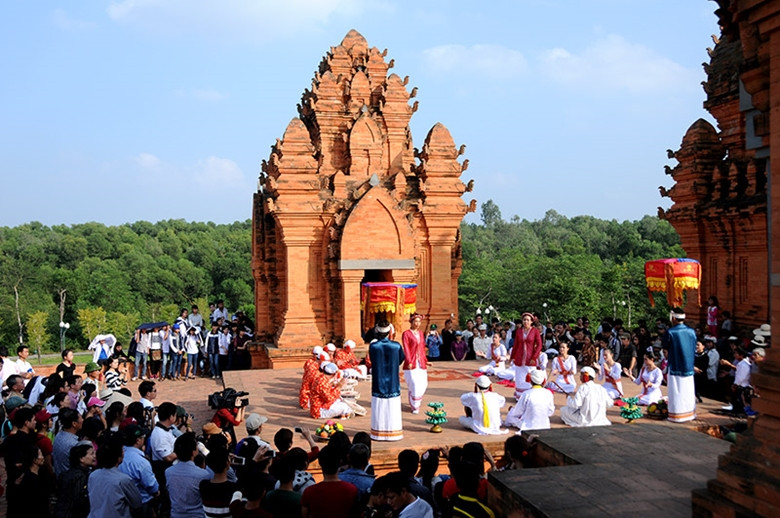 Los complejos de torres se han convertido en uno de los patrimonios destacados de la cultura Cham, como el Santuario de My Son, en Quang Nam, el complejo de torres de Ponnaga, en Nha Trang, el complejo cultural Cham de Binh Dinh y la zona de torres Cham de la Aldea de Cultura y Turismo de las Nacionalidades de Vietnam, en Hanói. Los complejos de torres se han convertido en uno de los patrimonios destacados de la cultura Cham, como el Santuario de My Son, en Quang Nam, el complejo de torres de Ponnaga, en Nha Trang, el complejo cultural Cham de Binh Dinh y la zona de torres Cham de la Aldea de Cultura y Turismo de las Nacionalidades de Vietnam, en Hanói.