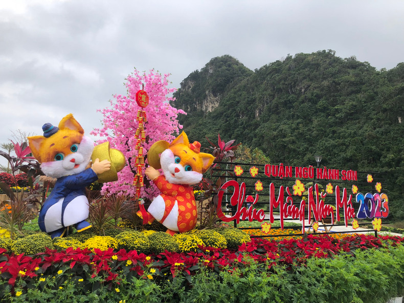 Otras mascotas con forma de gato se encuentra en el Monumento de Ngu Hanh Son. Otras mascotas con forma de gato se encuentra en el Monumento de Ngu Hanh Son.