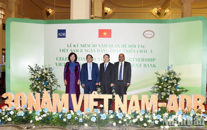 Pham Minh Chinh y los delegados tras la ceremonia.