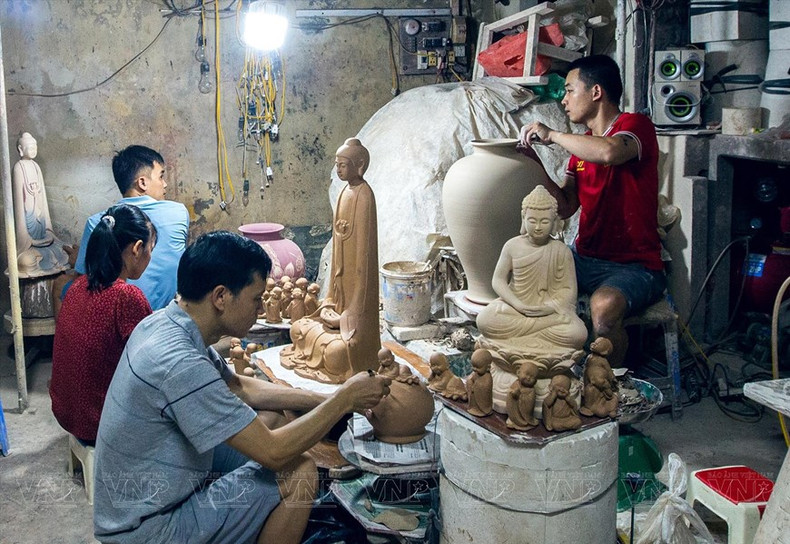 Pham Minh Quang tiene 34 años de experiencia y se especializa en el tallado de flores de loto y estatuas de Buda en cerámica.