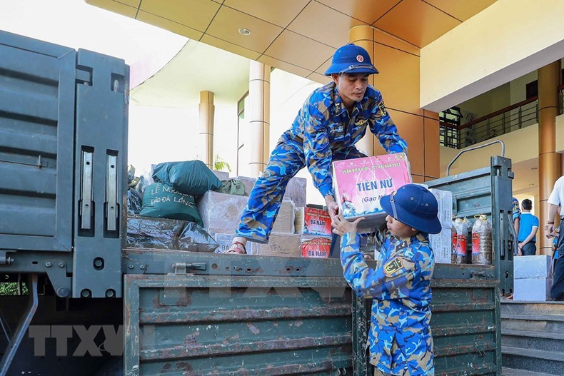Ante la llegada del Año Nuevo Lunar, los barcos de la Zona 4 de la Fuerza Naval han traslado productos básicos a los soldados y pobladores de Truong Sa (Spratly).