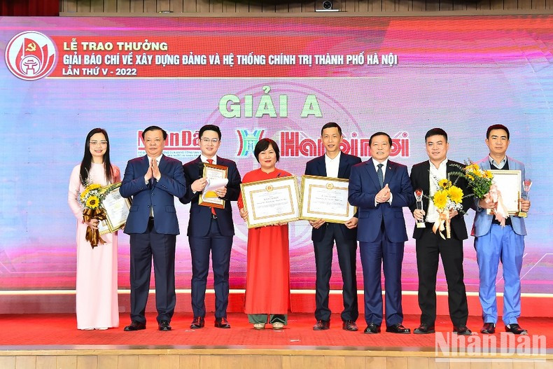 Dinh Tien Dung y Lai Xuan Mon otorgan los premios A. Dinh Tien Dung y Lai Xuan Mon otorgan los premios A.
