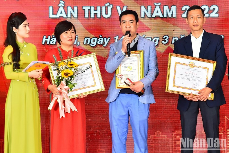 En representación del grupo de autores de Nhan Dan, habla el reportero Nguyen Van Toan. En representación del grupo de autores de Nhan Dan, habla el reportero Nguyen Van Toan.