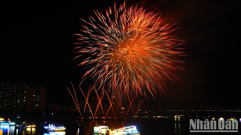 El equipo estadounidense lanza una serie de rayos de artillería gigantes.