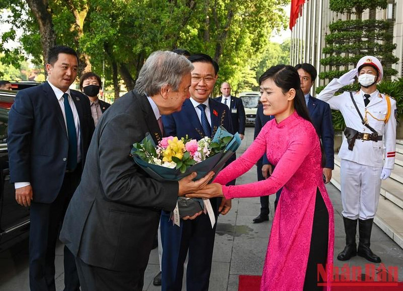 Miembros de la Oficina de la Asamblea Nacional dan la bienvenida al secretario general de la ONU.